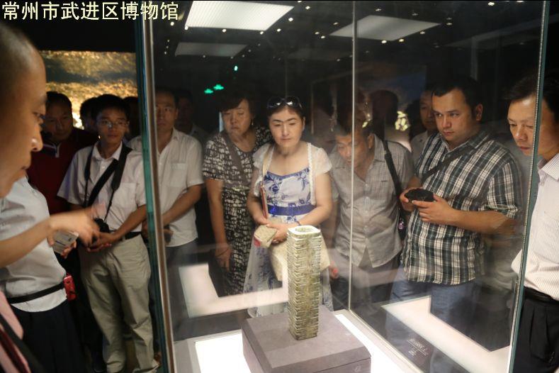 新疆尼勒克县基层干部培训班参观博物馆