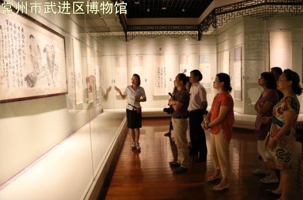 昆山市文化广电新闻出版局副局长周可嘉一行参观博物馆