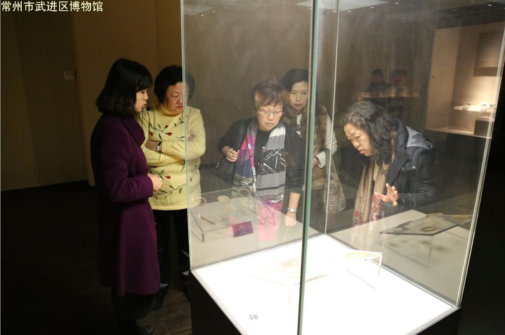 香港游客参观博物馆