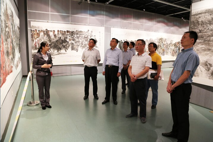 市委书记阎立一行参观《大型史诗画展——天堂烙血图》