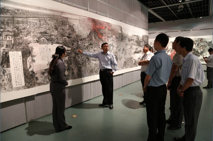市委书记阎立一行参观《大型史诗画展——天堂烙血图》