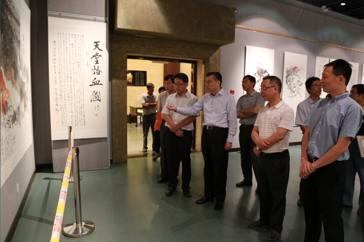 市委书记阎立一行参观《大型史诗画展——天堂烙血图》