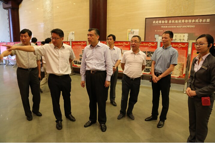 市委书记阎立一行参观《大型史诗画展——天堂烙血图》