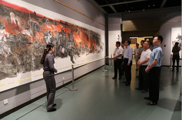 市委书记阎立一行参观《大型史诗画展——天堂烙血图》