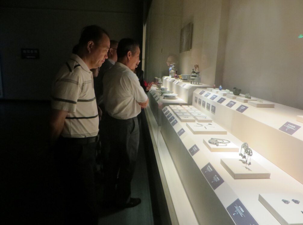 余姚市政府代表团一行10人参观博物馆