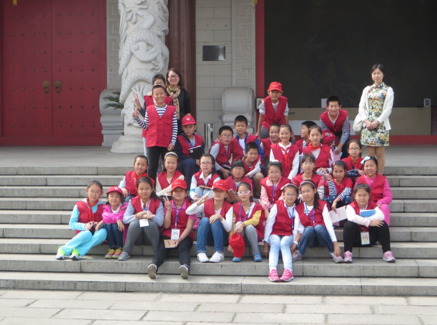 湖塘中心小学小记者团一行30人参观博物馆