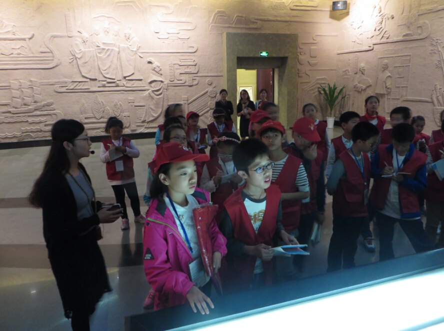 湖塘中心小学小记者团一行30人参观博物馆