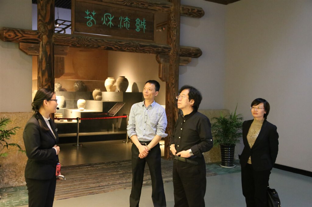 知名艺术家滕矢初参观博物馆