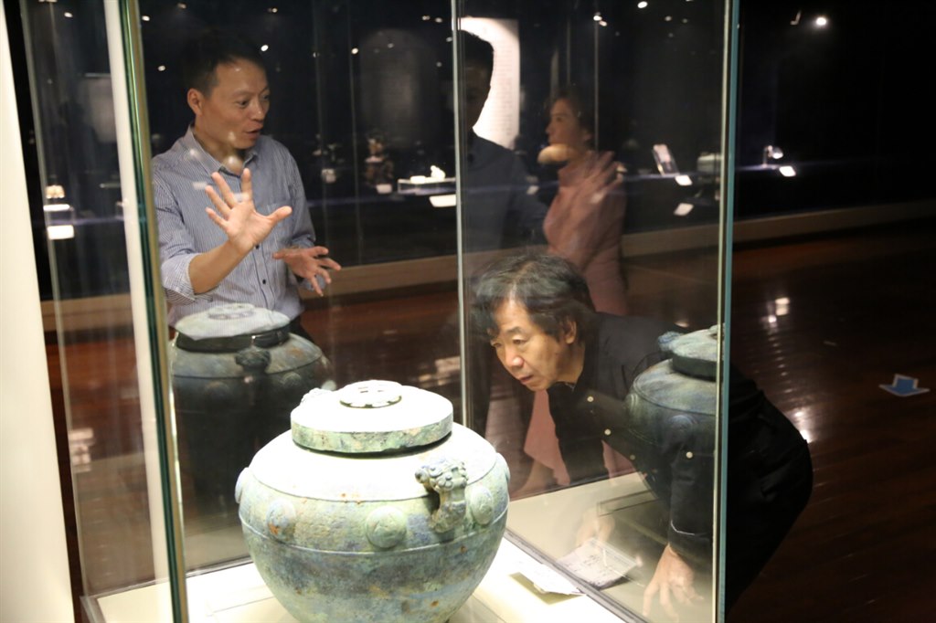 知名艺术家滕矢初参观博物馆