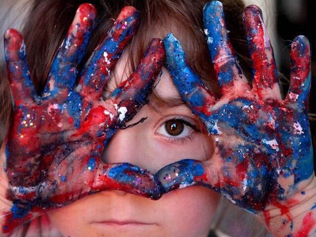 “童心洒七彩 妙趣萌春秋”童创公益画展