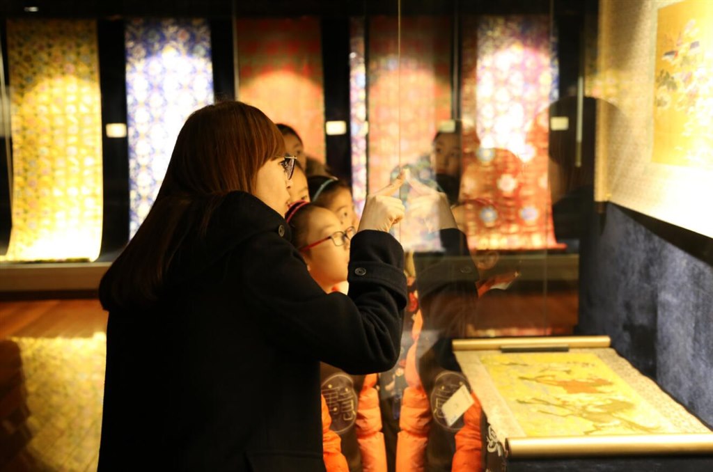 活动回顾|繁“花”似锦——“当云锦遇上油画”之花儿朵朵开