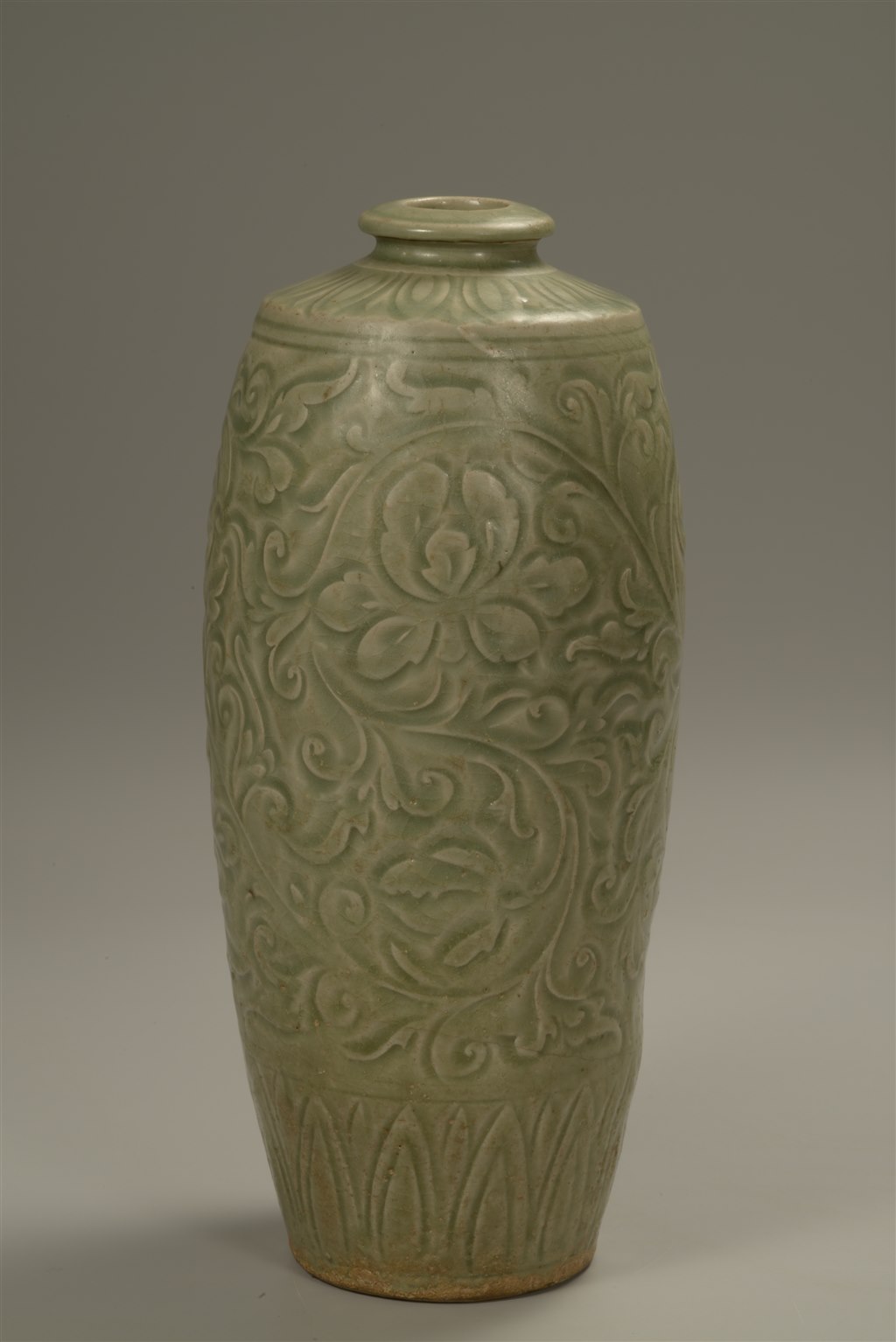 宋代 青釉刻花缠枝牡丹纹梅瓶.jpg