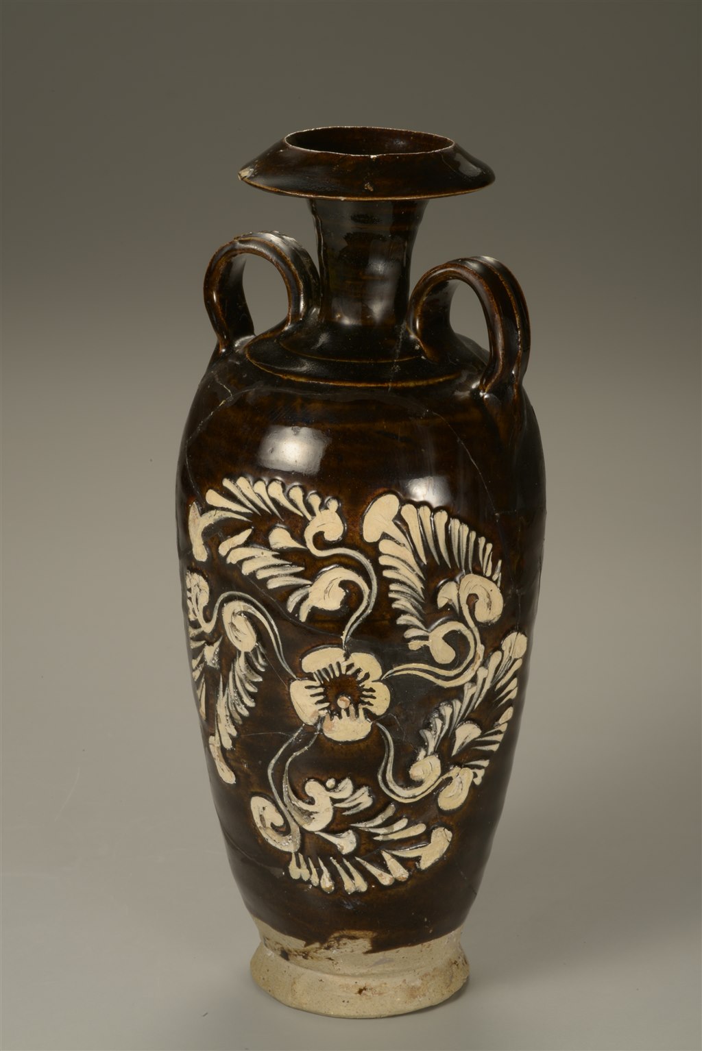 唐代黑釉剔花填白彩双系瓶.jpg