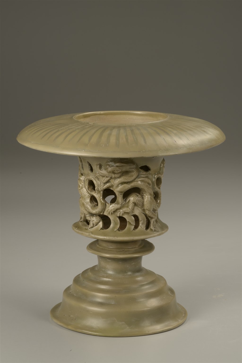 宋代 青釉镂孔龙纹复层式熏炉.jpg