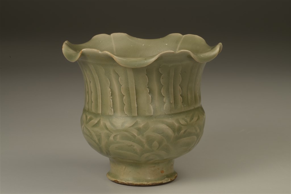 宋代 青釉刻花花口尊.jpg