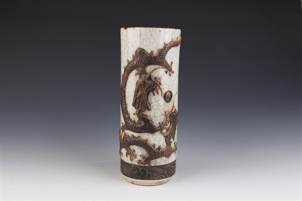 清代龙纹白釉开片瓷帽筒.jpg 清代龙纹白釉开片瓷帽筒.jpg